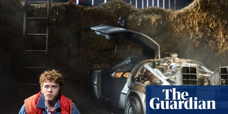 Regreso al futuro celebra 40 años con tres Marty McFly interpretando el musical | Teatro