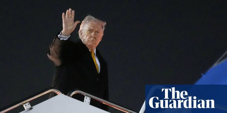 Trump evalúa dar a los estadounidenses 2.000 dólares de los ingresos arancelarios en un intento por obtener apoyo | Aranceles de Trump