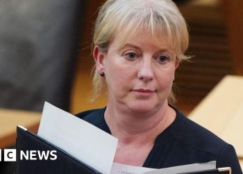 La secretaria de Finanzas, Shona Robinson, podría tener que «revisar» su compromiso de no aumentar los impuestos