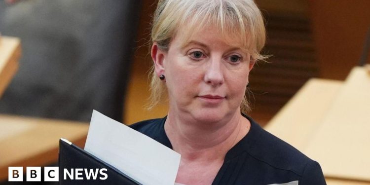 La secretaria de Finanzas, Shona Robinson, podría tener que «revisar» su compromiso de no aumentar los impuestos