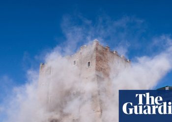 Los rescatistas intentan liberar a un hombre atrapado en una torre medieval parcialmente derrumbada en Roma | Italia