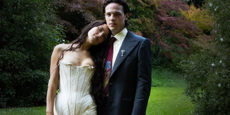 Harley Weir lució un vestido encorsetado de Dilara Findikoglu para su boda en Irlanda con John Kelleher