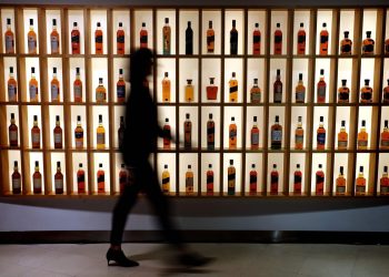 El gigante de bebidas Diageo señala una demanda más débil de los consumidores estadounidenses y chinos