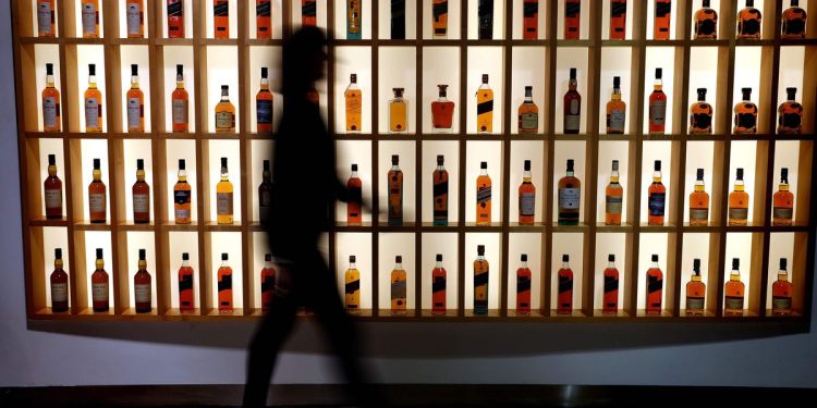 El gigante de bebidas Diageo señala una demanda más débil de los consumidores estadounidenses y chinos