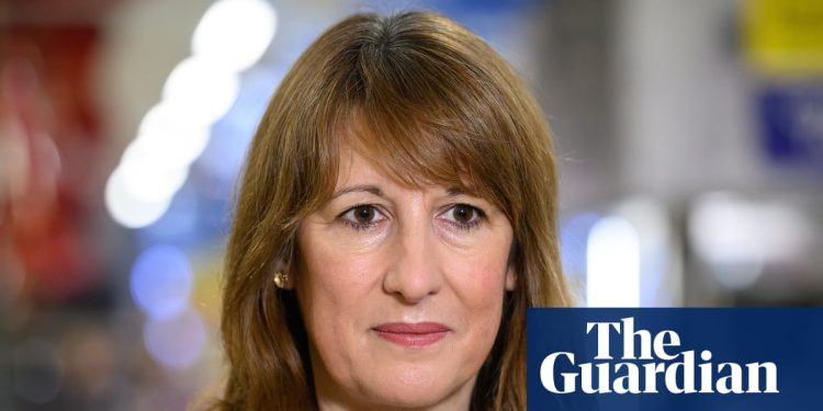 Los parlamentarios laboristas instan a Reeves a abandonar los planes de financiación privada para los edificios del NHS | Iniciativa de financiación privada