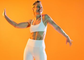 Sin abdominales: prueba este 'secreto' de 8 minutos para desarrollar un core fuerte y estable a partir de los 50 años