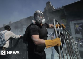 Miles de personas protestan contra el gobierno en México por crímenes violentos