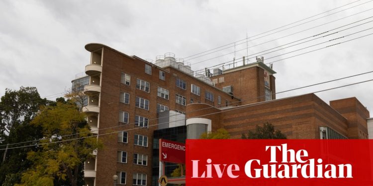 Noticias de Australia en vivo: dos empleados del hospital de Sydney están críticos después de que un automóvil subiera a un sendero y los golpeara afuera de la entrada | noticias de australia