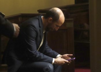 Los franquistas Tillard y Rolandi se hacen los distraídos para que no los echen