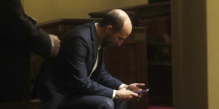 Los franquistas Tillard y Rolandi se hacen los distraídos para que no los echen