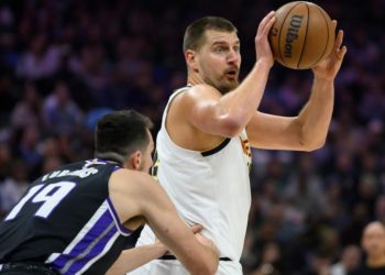 Jokic catapulta a los Nuggets en Sacramento y los Pacers se arrastran en Utah
