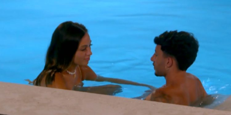 «Ven un momento a mi habitación»