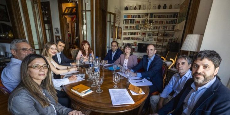 Cristina dijo que le limitaron las visitas porque cuestiona la economía de Milei: «La gente ahorra en papel higiénico»