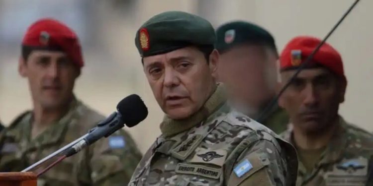 Karina impuso a un militar como ministra de Defensa por primera vez en democracia