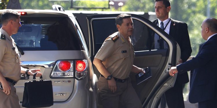 Presti no quiere dejar el cargo militar y genera tensión en las Fuerzas Armadas