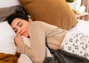 Qué es “dark showering”, la nueva tendencia que conquista las redes y podría ayudarte a dormir mejor | nnda nnrt | REVISTA