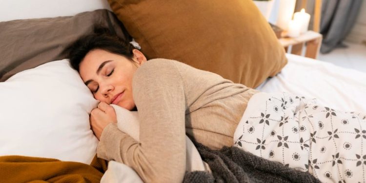 Qué es “dark showering”, la nueva tendencia que conquista las redes y podría ayudarte a dormir mejor | nnda nnrt | REVISTA