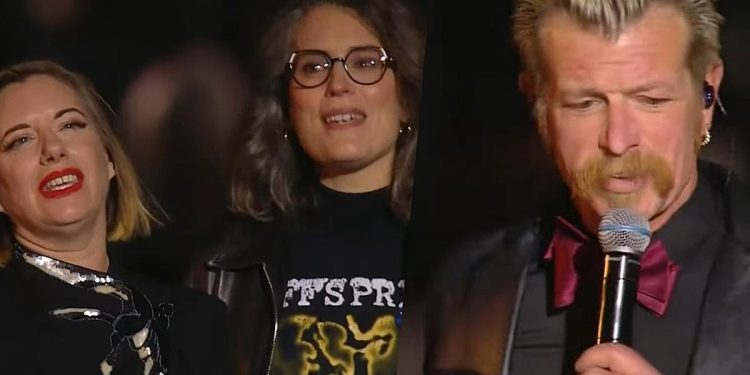 les émouvantes retrouvailles musicales du leader d'Eagle of Death Metal avec des rescapés