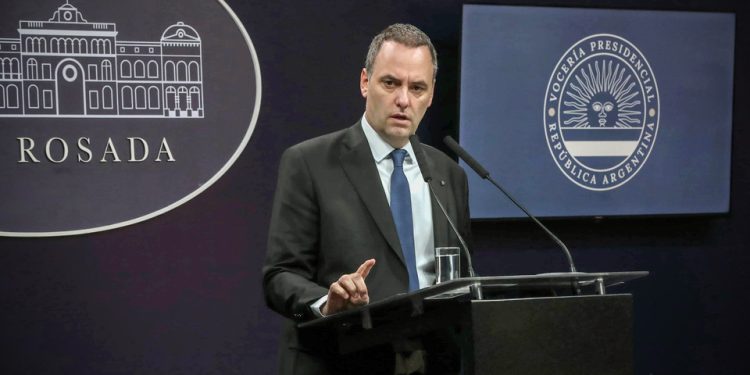 «Mal que le pese»: la respuesta tajante de Manuel Adorni a Mauricio Macri | Ante la crítica a su designación como jefe de Gabinete