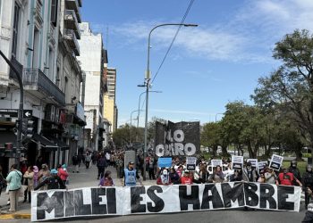 Vales en lugar de aviones | El riesgo de la privatización de la ayuda social