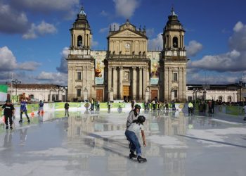 Familias disfrutan del primer día del Festival Navideño con música, atracciones y espíritu festivo.