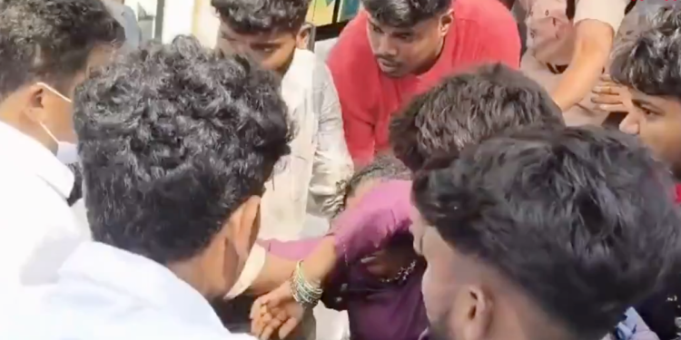 Un niño y ocho mujeres mueren tras una multitud en un popular templo hindú