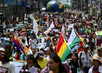 Miles de personas marchan en ciudad brasileña sede de la COP30 por la justicia climática | Noticias sobre la crisis climática
