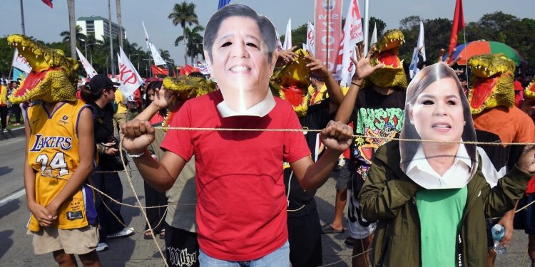 Miles de personas se manifiestan en Filipinas exigiendo la dimisión de Marcos por escándalo de corrupción | Política Noticias