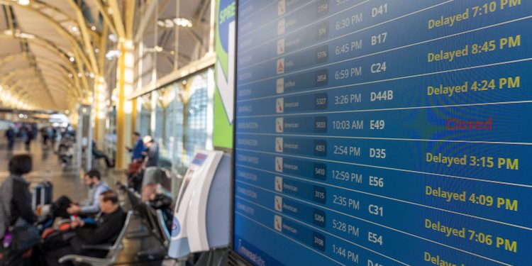 La FAA reducirá los vuelos en un 10 por ciento a medida que se prolongue el cierre del gobierno de EE. UU. | Noticias de aviación