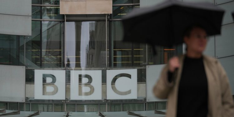 Trump dice que demandará a la BBC por hasta 5 mil millones de dólares por video editado | Noticias de los medios