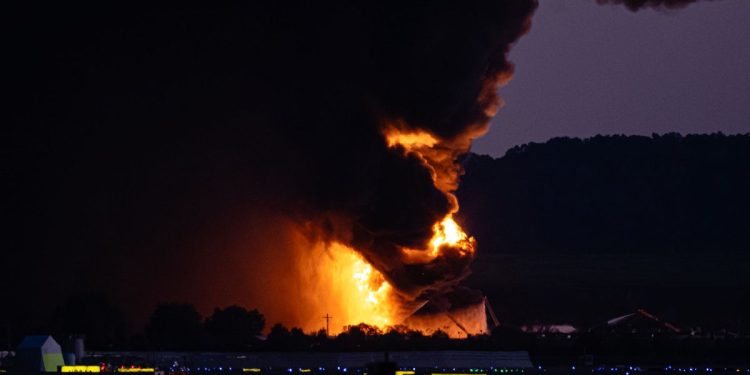 Se reporta un accidente aéreo cerca del aeropuerto de Louisville mientras la policía responde a una 'escena activa de fuego y escombros'