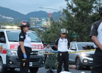 Mujer muere arrollada por bus extraurbano en la calzada Roosevelt y el hecho genera caos vial en ruta interamericana