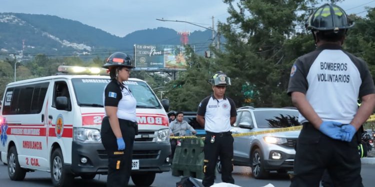 Mujer muere arrollada por bus extraurbano en la calzada Roosevelt y el hecho genera caos vial en ruta interamericana