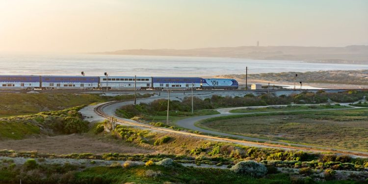 7 viajes de ensueño en tren costero, desde California hasta la costa de Amalfi
