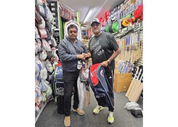 Ravi Etwaroo brinda más apoyo al 'Project Cricket Gear'