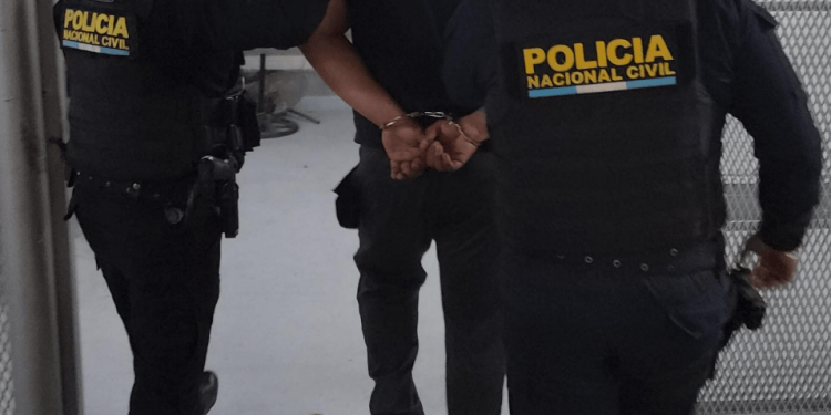 Víctima se defiende de asaltantes en zona 1; uno muere al ser trasladado al hospital