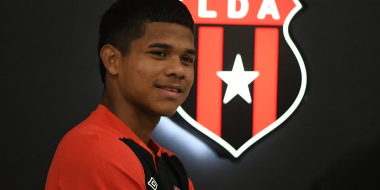 Óscar 'Macho' Ramírez incluye 'nuevo' extranjero en convocatoria para el juego Liberia vs. Alajuelense