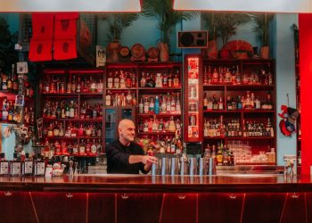 Los mejores bares de Atenas para disfrutar de vinos, tapas y vistas a la Acrópolis