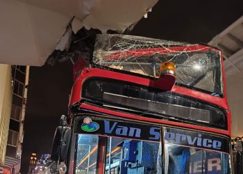 Autobús de dos pisos chocó contra un hotel en el centro de Cuenca