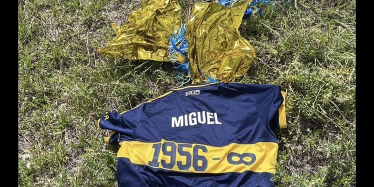 El increíble pueblo donde fue encontrada la camiseta homenaje a Russo y su emotivo descubrimiento :: Olé