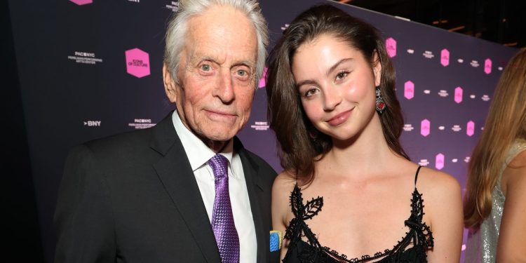 Carys, la hija de Catherine Zeta-Jones, toma prestado un vestido lencero de hace 20 años del armario de su madre