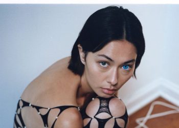 Un fotolibro que replantea el go-see a través de momentos íntimos en comunidades de la diáspora asiática