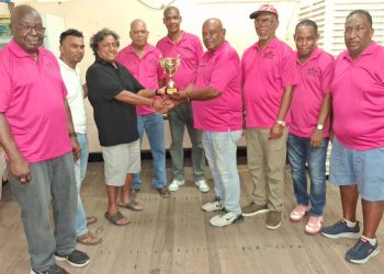 El carrito Regal 6 de dominó en memoria de Shew en un tenso encuentro