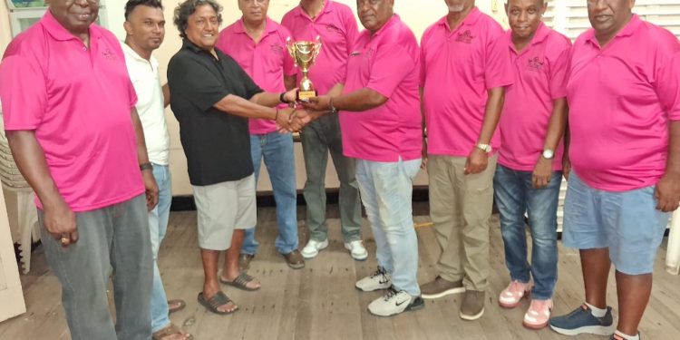 El carrito Regal 6 de dominó en memoria de Shew en un tenso encuentro