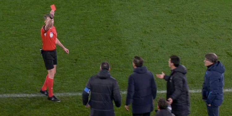 Un árbitro echa a otro árbitro