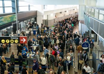 Reducciones de vuelos de la FAA: lo que los viajeros pueden hacer cuando se cancelan cientos de vuelos
