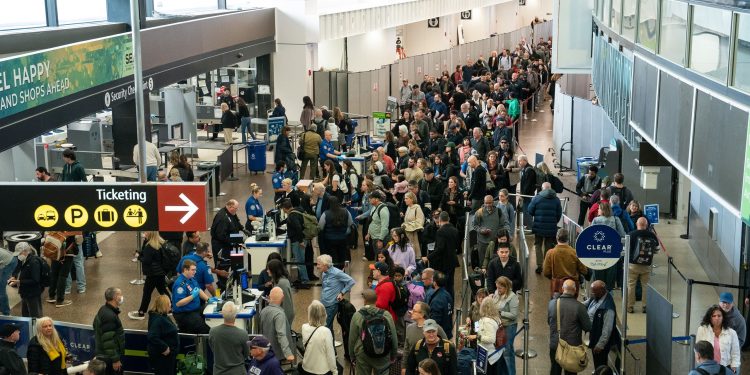 Reducciones de vuelos de la FAA: lo que los viajeros pueden hacer cuando se cancelan cientos de vuelos