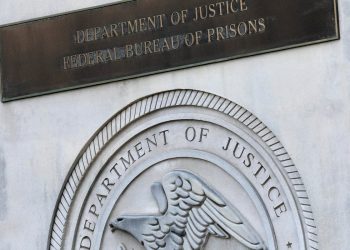 La Oficina Federal de Prisiones dice que la caída de hormigón está obligando a cerrar una prisión cerca de Los Ángeles