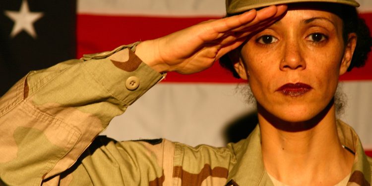 Coco Fusco hace retroceder la mirada etnográfica