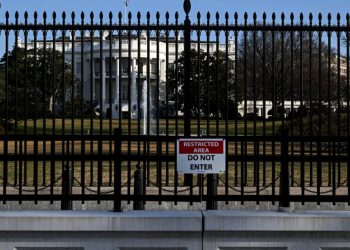 Mientras las empresas de software espía se hacen amigas de la Casa Blanca, Apple y WhatsApp dicen que protegerán su teléfono